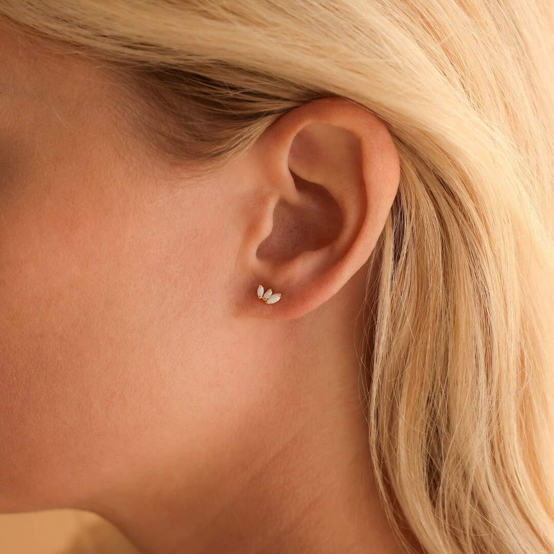 Elegant Gold Earrings with Exquisite Opal Flower Motifs main image 1