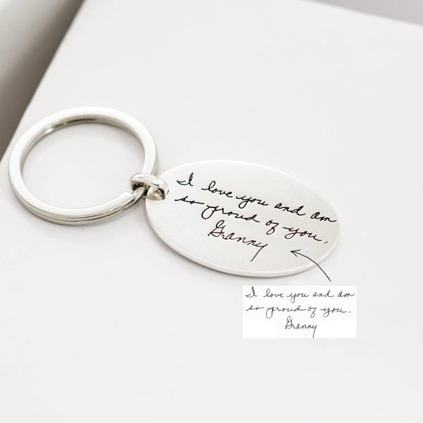 Llavero con escritura a mano grabada • Llavero con cita personalizada • Joyería de recuerdo estampada a mano • Regalo para el abuelo de parte de los niños • CM26