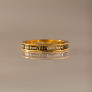 Anillo de eternidad con incrustaciones de peridoto de Caitlyn Minimalist • Anillo apilable con gema verde • Joyería de aniversario • Regalo para ella • RR241