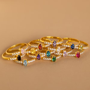 Anillo de piedra de nacimiento ovalada de Caitlyn Minimalist • Anillo de piedras preciosas personalizado con diamantes pavé • Anillo de compromiso • Regalo para ella • RM118