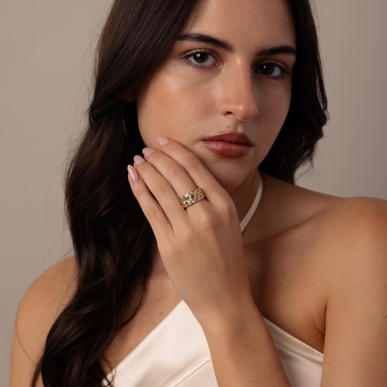 Anello baguette con diamanti a mosaico di Caitlyn Minimalist • Anello impilabile vintage massiccio • Gioielli Art Déco • Regalo di anniversario per la moglie • RR212 immagine 3