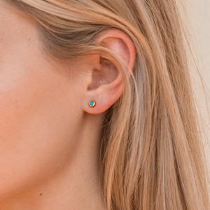 Orecchini a lobo turchesi di Caitlyn Minimalist • Orecchini delicati con gemma blu • Perni con castone rotondo • Gioielli turchesi • Regalo per lei • ER038