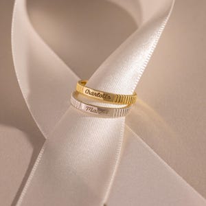 Anillo con nombre acanalado de Caitlyn Minimalist • Anillo vintage personalizado grabado • Joyería personalizada para parejas • Regalo único para mamá • RM216NI