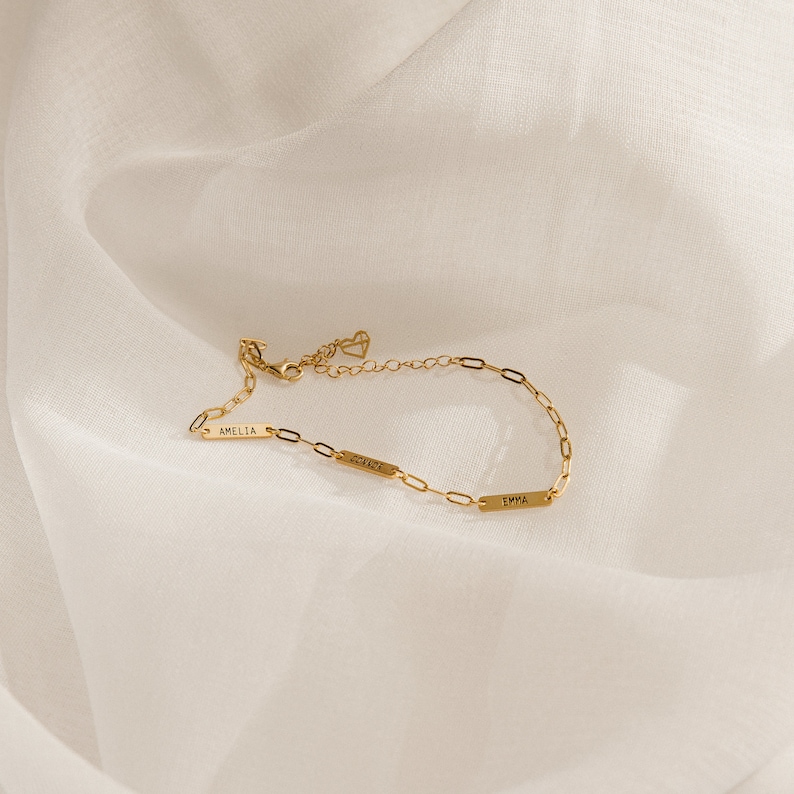 Mini bracelet porte-nom personnalisé minimaliste par Caitlyn Bracelet à breloques gravé avec une chaîne fine en forme de trombone Cadeau pour nouvelle maman BM56F39 image 5
