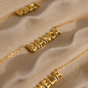 Zarte Namenskette in Blasenform von Caitlyn Minimalist • Personalisierte Namenskette mit Anhänger • Individuell gestalteter Schmuck • Geschenk für Sie • NM213