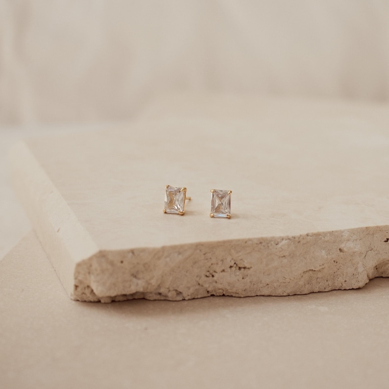Minimalistische Smaragd-Diamant-Ohrringe • Smaragdgeschliffene Diamant-Ohrringe • Schlichte, perfekte Ohrringe • Hochzeitsohrringe • Geschenk für Sie • ER168 18K GOLD