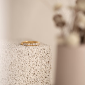 Minimalist Diamant Band in Gold von Caitlyn Minimalist Ehering, Verlobungsring, Versprechensring Hochzeitsschmuck für Bräute RR067 Bild 9