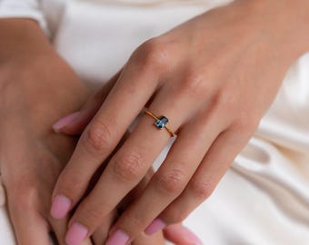 Geburtssteinring mit blauem Topas von Caitlyn Minimalist • Ring im Vintage-Stil mit Smaragdschliff • Zarter blauer Kristallschmuck • Verlobungsgeschenk • RR115