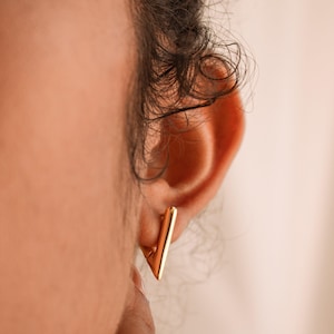 Dreieckige Creolen von Caitlyn Minimalist • Geometrische Ohrringe • Dreieckige Creolen • Moderner minimalistischer Schmuck • Geburtstagsgeschenk • ER159