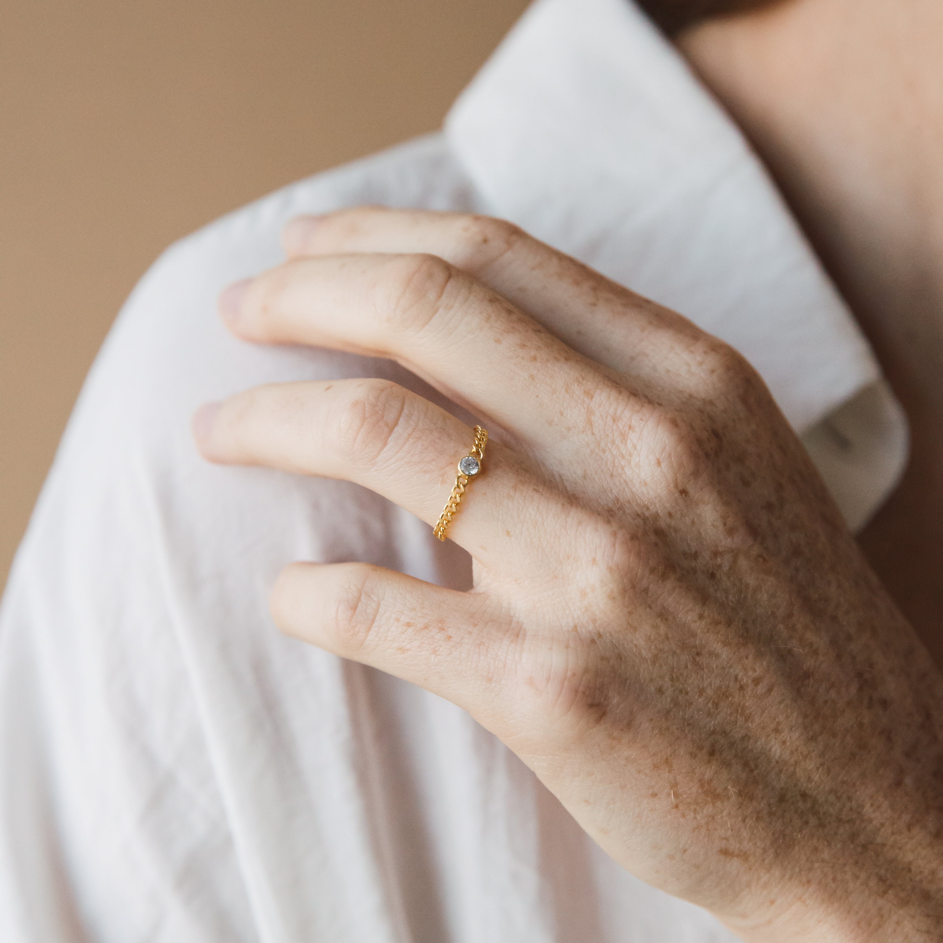 【CaitlynMinimalist】誕生石のチェーンリング★ゴールド Birthstone Chain Ring by Caitlyn Minimalist • Dainty