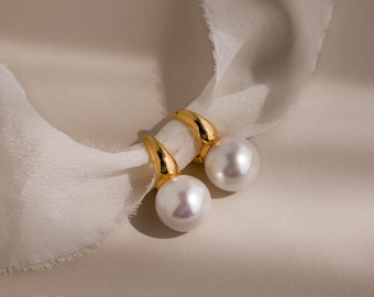 Pendientes de aro Dome Pearl Huggie de Caitlyn Minimalist • Pendientes de aro grandes con perlas colgantes • Joyería nupcial única • Regalo para ella • ER700