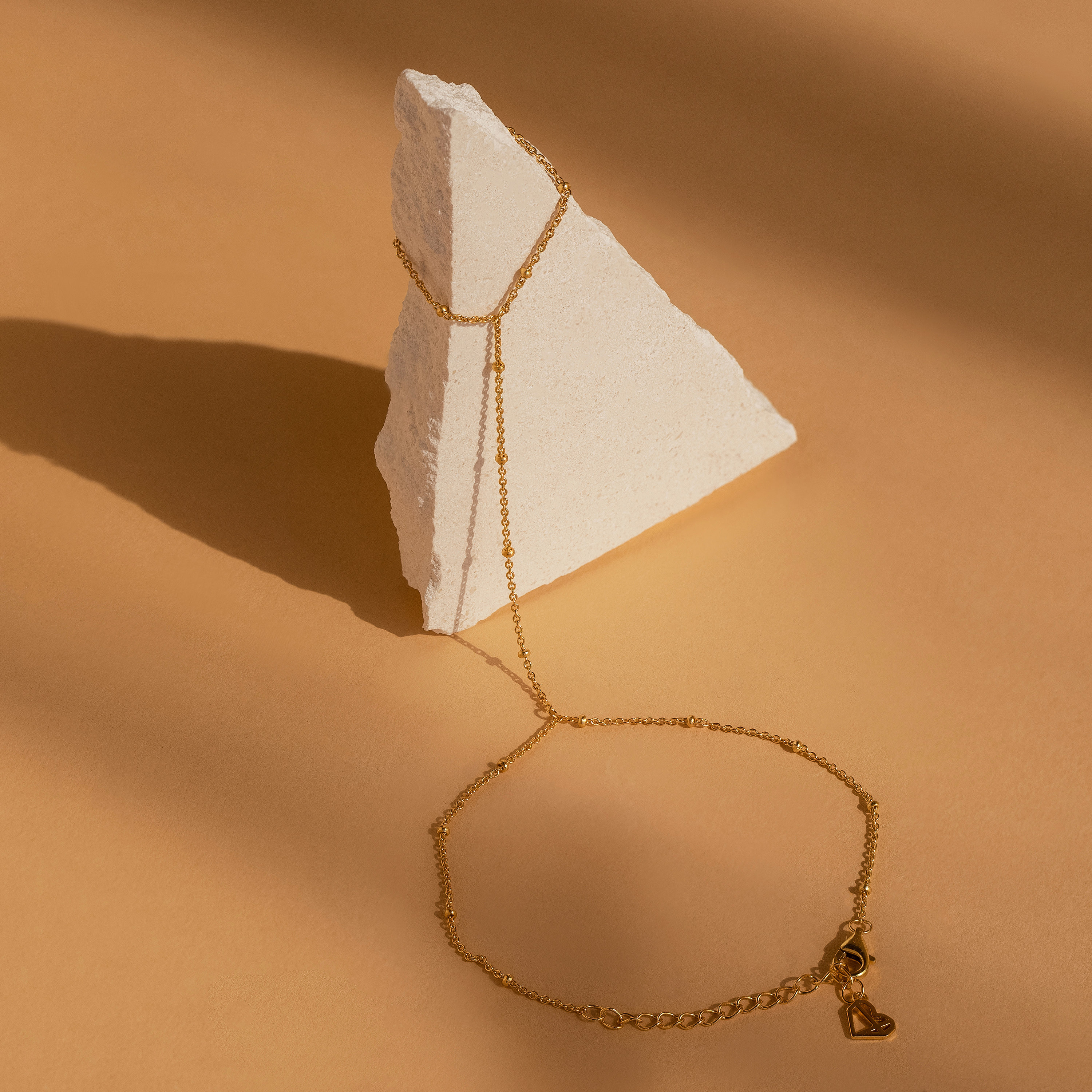 【CaitlynMinimalist】ビーズチェーンハンドブレスレット★金銀 Caitlyn Minimalistのビーズハンドチェーンブレスレット
