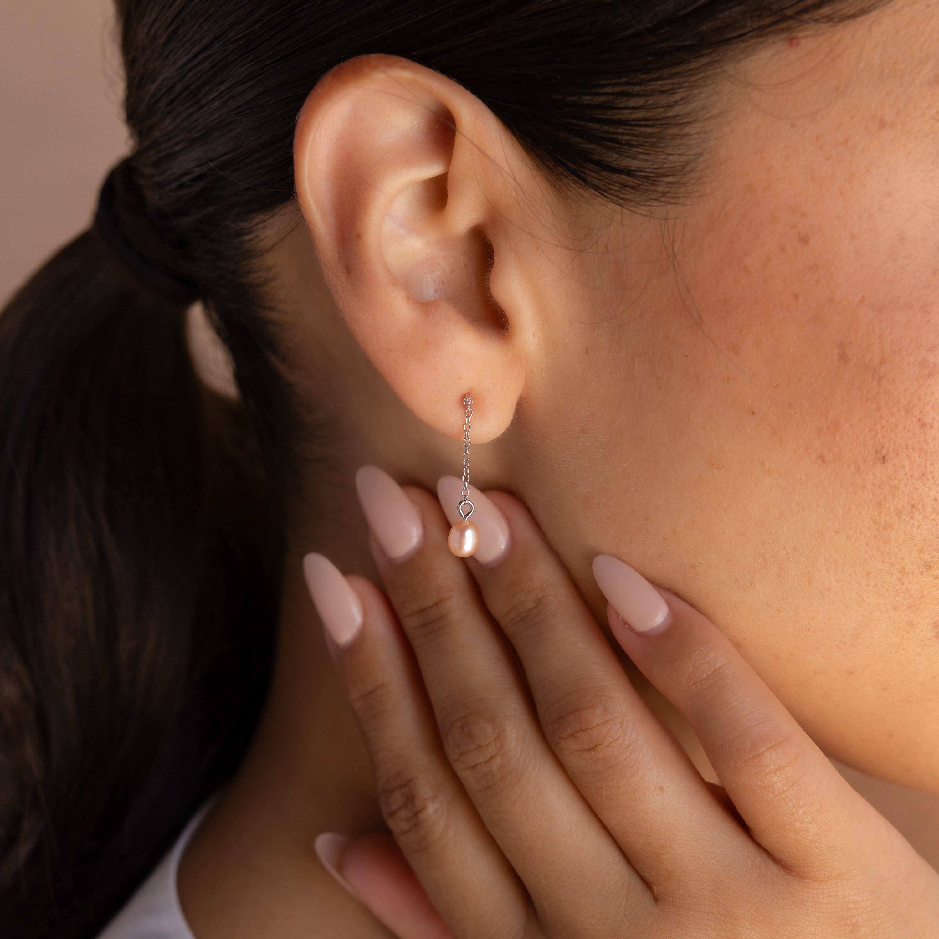 Caitlyn Minimalistのピンクパールドロップイヤリング。小さな
