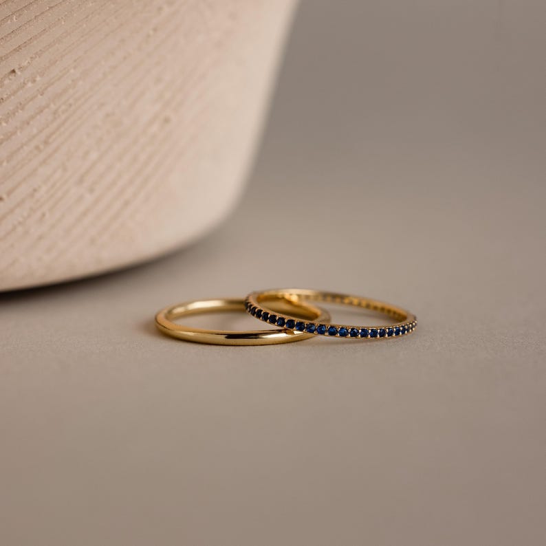 Conjunto de Anéis com Pedras de Nascimento Eternity da CaitlynMinimalist • Anel personalizado com pedra de nascimento e aro fino em ouro • Joias minimalistas • Presente para mães • RM172 imagem 5