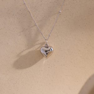 Halsketting met hartvormige hanger van Caitlyn Minimalist • Grove hartvormige halsketting aan een satellietketting • Sieraden voor stellen • Jubileumcadeau • NR302 SILVER