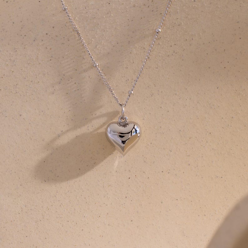 Halsketting met hartvormige hanger van Caitlyn Minimalist • Grove hartvormige halsketting aan een satellietketting • Sieraden voor stellen • Jubileumcadeau • NR302 SILVER