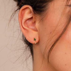 Emerald Kite oorknopjes van Caitlyn Minimalist • Oorbellen met edelstenen en diamanten bedeltje • Fijne smaragdgroene sieraden • Cadeau voor haar • ER441