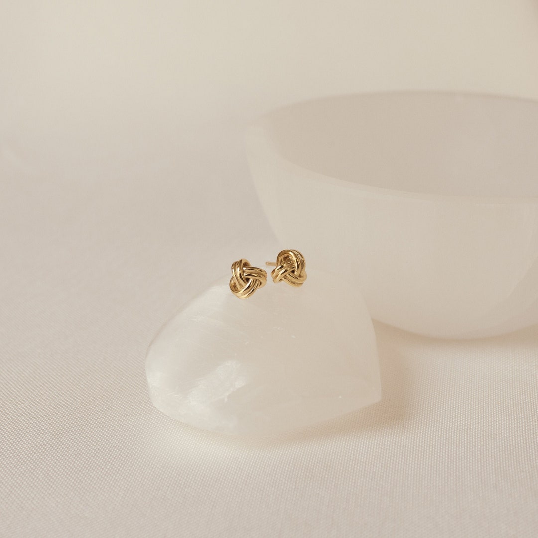 【関税・送料無料】Caitlyn Minimalist★LoveKnotスタッズピアス Love Knot Earrings • Dainty Stud Earrings • Minimalist Knot