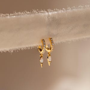Pendientes de aro con forma de daga de ópalo de Caitlyn Minimalist • Pendientes colgantes de aro con piedras preciosas de diamante • Joyería bohemia delicada • Regalo para esposa • ER333