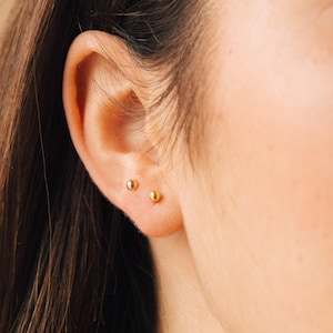Pendientes Duo Ball de Caitlyn Minimalist • Pendientes de doble bola • Pendientes delicados tipo "sleeper" en oro • Pendientes minimalistas • Regalo para ella • ER088