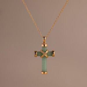 Jadekorshalsband av Caitlyn Minimalist • Halsband med grönt ädelstenshänge • Statement-korsberlock • Jadesmycken • Present till mamma • NR288