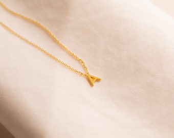 Caitlyn Minimalist の上品なイニシャルネックレス • カスタム
