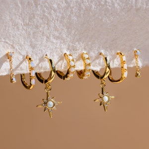 Pendientes de ópalo de Caitlyn Minimalist • Delicadas joyas de ópalo para uso diario • Pendientes de ópalo con forma de botón, pendientes colgantes de aro Huggie • Regalo para despedida de soltera