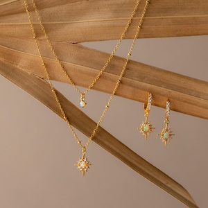 Opalstjärnhalsband och örhängen i set från Caitlyn Minimalist • Stjärnformade lagerhalsband i set • Pave Opal Huggie-örhängen • Födelsedagspresent • MB021