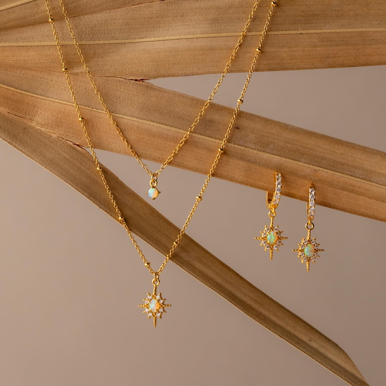Conjunto de colar e brincos com estrela de opala da Caitlyn Minimalist • Conjunto de colar em camadas com design de estrela • Brincos de argola com opala cravejada • Presente de aniversário • MB021 18K GOLD