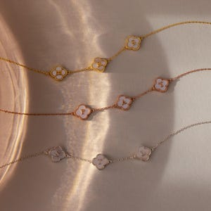Pärlklöverarmband med bokstav av Caitlyn Minimalist • Anpassat blomberlockarmband • Armband med initialer och namn • Födelsedagspresenter till mamma • BM87F33