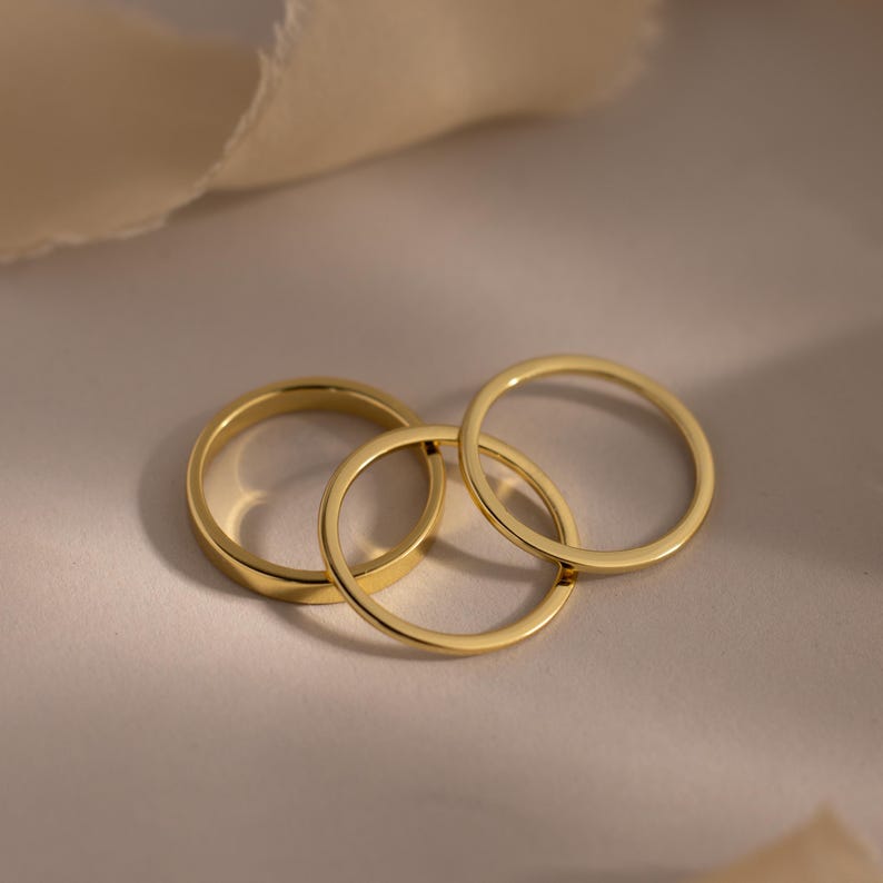 Minimalistisches Goldring-Set von CaitlynMinimalist • 3er-Set: Schlichte Goldringe • Zarte Stapelringe für jeden Tag • Geschenk für Sie • RR184 Bild 5