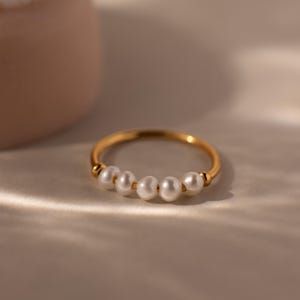 Parelring met kralen van Caitlyn Minimalist • Zoetwaterparelring met gouden afwerking • Bruidssieraad • Verjaardagscadeau voor haar • RR227
