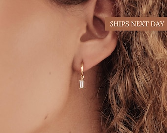 Pendientes de aro pequeños con dije de diamante de Caitlyn Minimalist • Aros baguette de moda • Look minimalista perfecto • Regalos para damas de honor • ER015