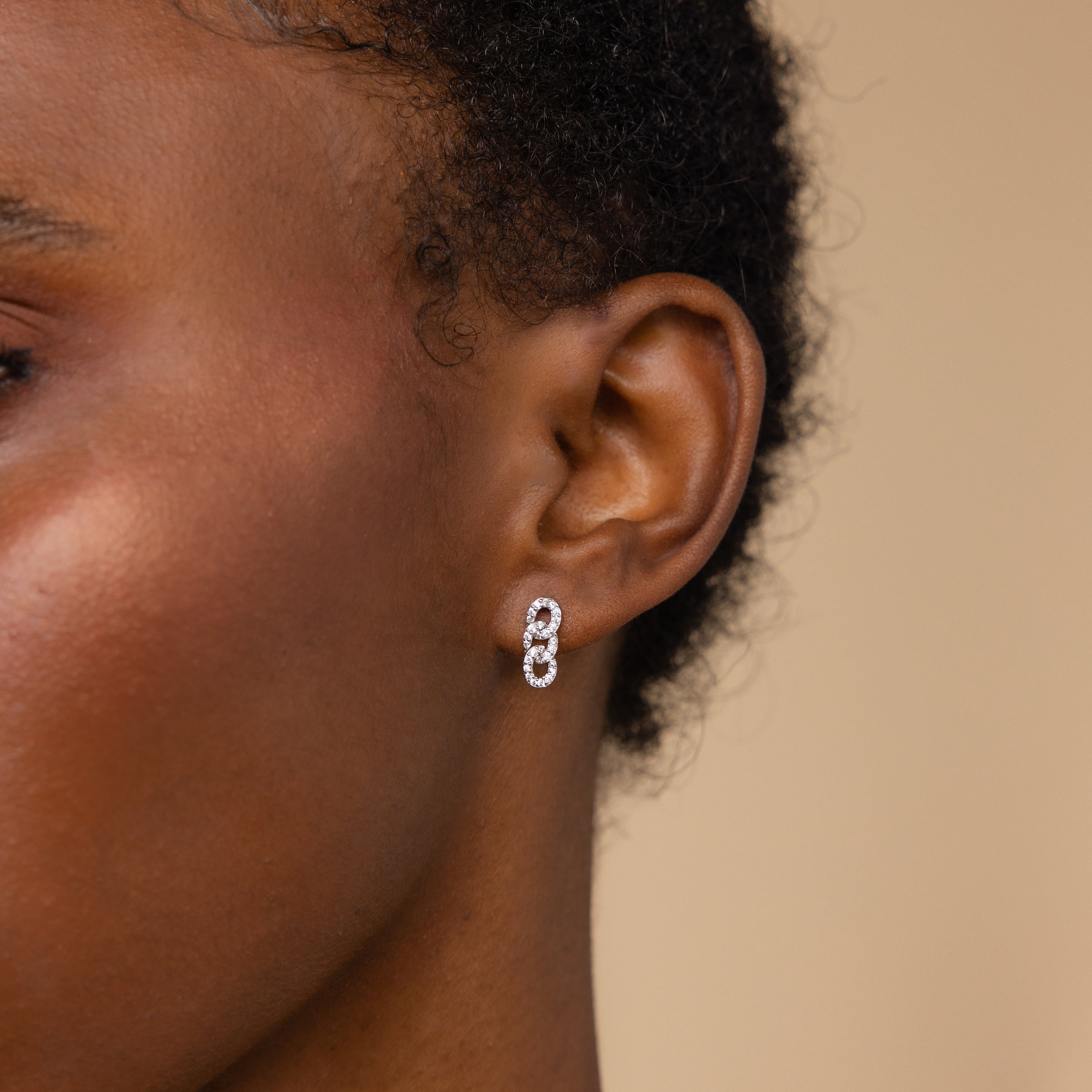 Caitlyn Minimalistのパヴェリンクスタッドピアス • インター Caitlyn Minimalistのパヴェリンクスタッドピアス • インター