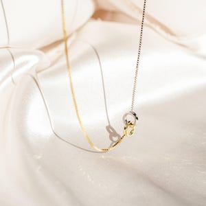Colar Círculos Entrelaçados da Caitlyn Minimalist • Colar Infinito • Colar Delicado em Metais Mistos para a Família • Presente para Mãe e Filha • NR036