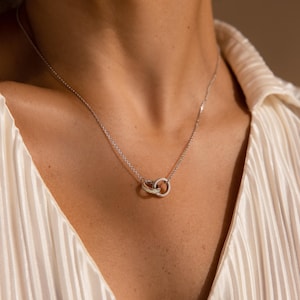 Ketting met in elkaar grijpende opalen inleg van Caitlyn Minimalist • Opalen oneindigheidshanger • Sieraden voor stellen • Perfect cadeau voor je vrouw • NR147