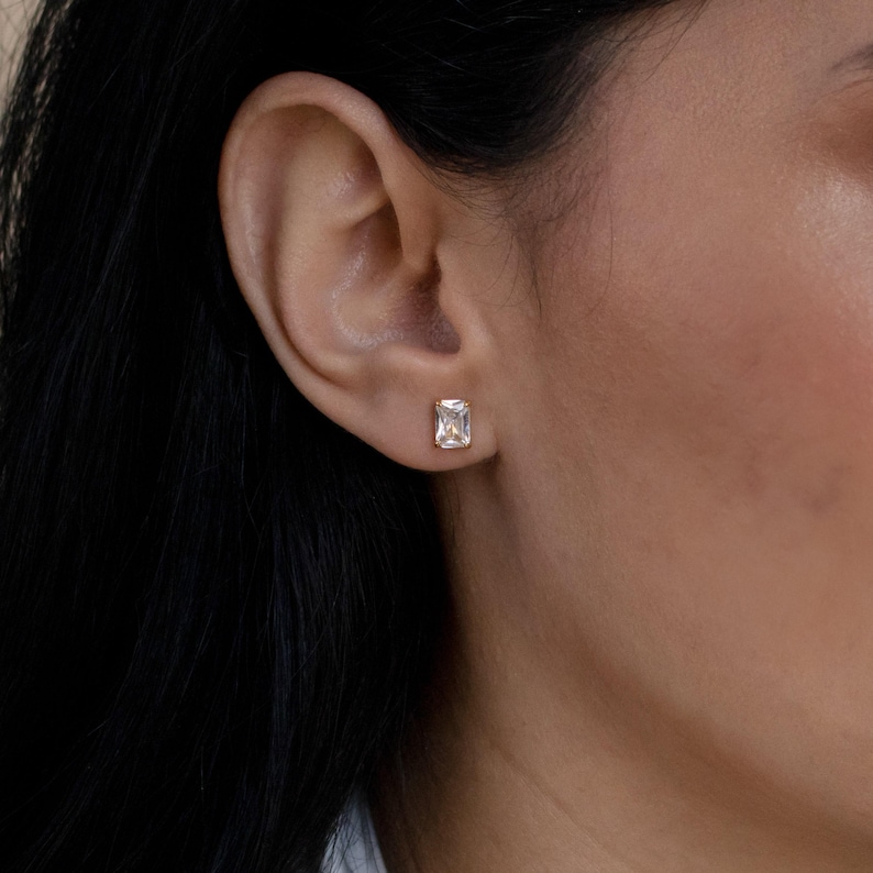 Minimalistische Smaragd-Diamant-Ohrringe • Smaragdgeschliffene Diamant-Ohrringe • Schlichte, perfekte Ohrringe • Hochzeitsohrringe • Geschenk für Sie • ER168 Bild 2