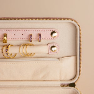 Roze fluwelen sieradendoosje van Caitlyn Minimalistisch Minimalistisch reissieradendoosje Delicate aandenkendoos Verjaardagscadeau voor vriend XR012 afbeelding 4