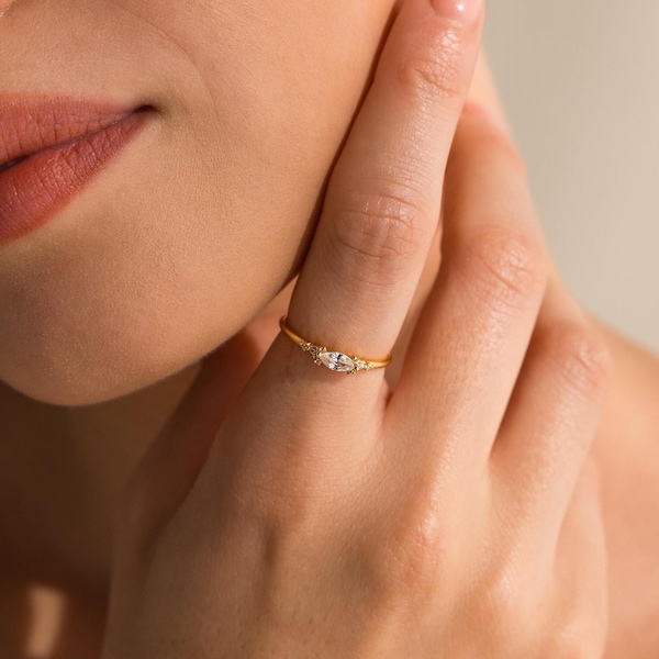 Anillo de diamantes marquesa de Caitlyn Minimalist • Anillo de compromiso de diamantes vintage • Anillo de promesa de cristal • Joyería nupcial • Regalo para esposa • RR156