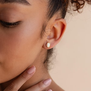 Ovala opalörhängen av Caitlyn Minimalist • Eleganta opalörhängen i guld och silver • Fina opalsmycken • Bröllopsgåvor • ER340