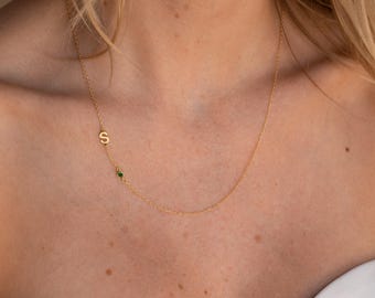 Collier avec initiale et pierre de naissance, style minimaliste, par Caitlyn • Collier délicat avec lettre en pierre précieuse • Cadeau personnalisé pour votre petite amie • NM84F77
