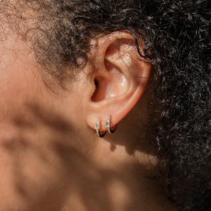Boucles d'oreilles créoles Pave Huggie de Caitlyn Minimalist • Boucles d'oreilles diamant baguette à superposer • Boucles d'oreilles de mariage • Bijoux de mariée • ER171