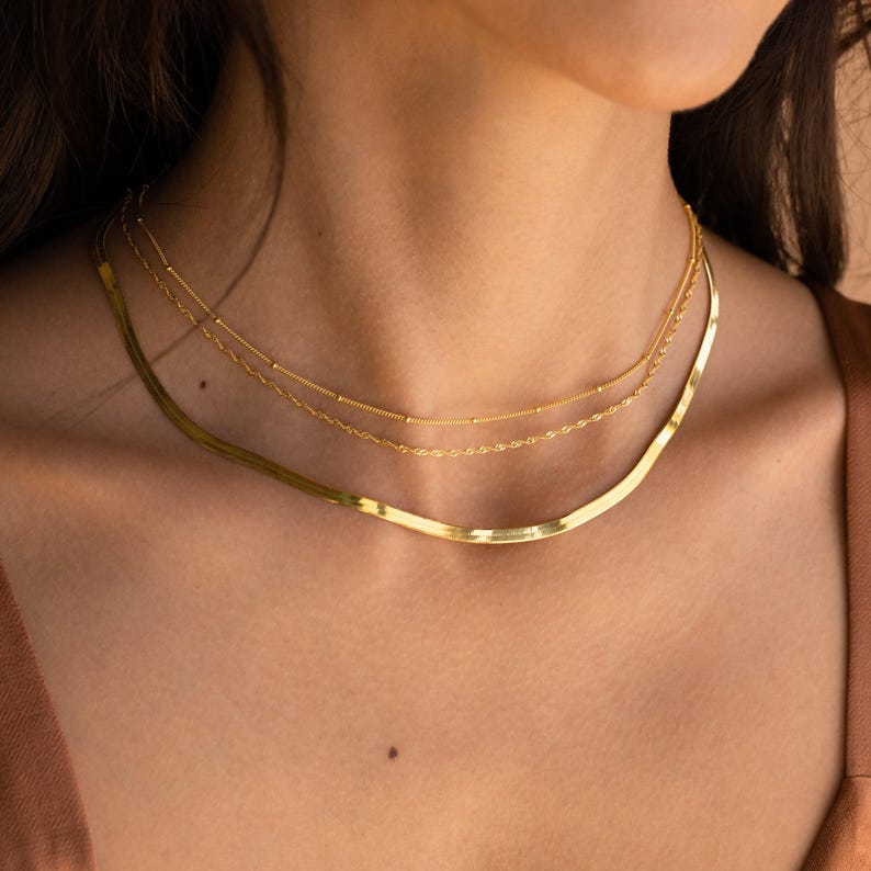 Cadenas esenciales para collares de Caitlyn Minimalist • Collares de espiga, cuerda, cadena de serpiente y más • Collares de plata y oro de moda para combinar imagen 4