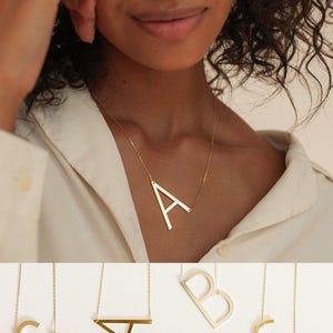Halskette mit seitlich angebrachten Initialen • Große Initialen-Halskette • Übergroße Buchstaben-Halskette • Monogramm-Halskette • Geschenk für Brautjungfern • NM40F39