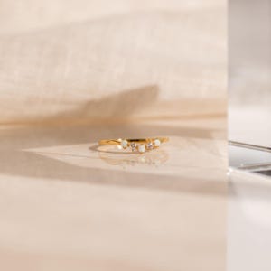 Anillo de ópalo y diamantes de Caitlyn Minimalist • Anillo de chevron delicado • Anillo minimalista con piedras preciosas apilables • Regalo para novia • RR098