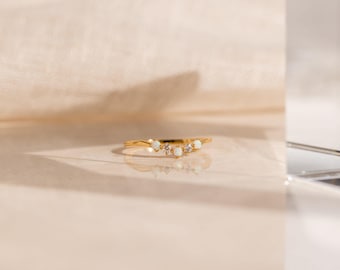 Anillo de ópalo y diamantes con diseño de olas de Caitlyn Minimalist • Anillo delicado con diseño de espiga • Anillo minimalista apilable con piedras preciosas • Regalo para novia • RR098