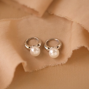 Pendientes de aro con perlas de Caitlyn Minimalist • Pendientes de aro delicados en oro • Pendientes de aro con perlas • Joyería para damas de honor • Regalo para ella • ER370 imagen 4