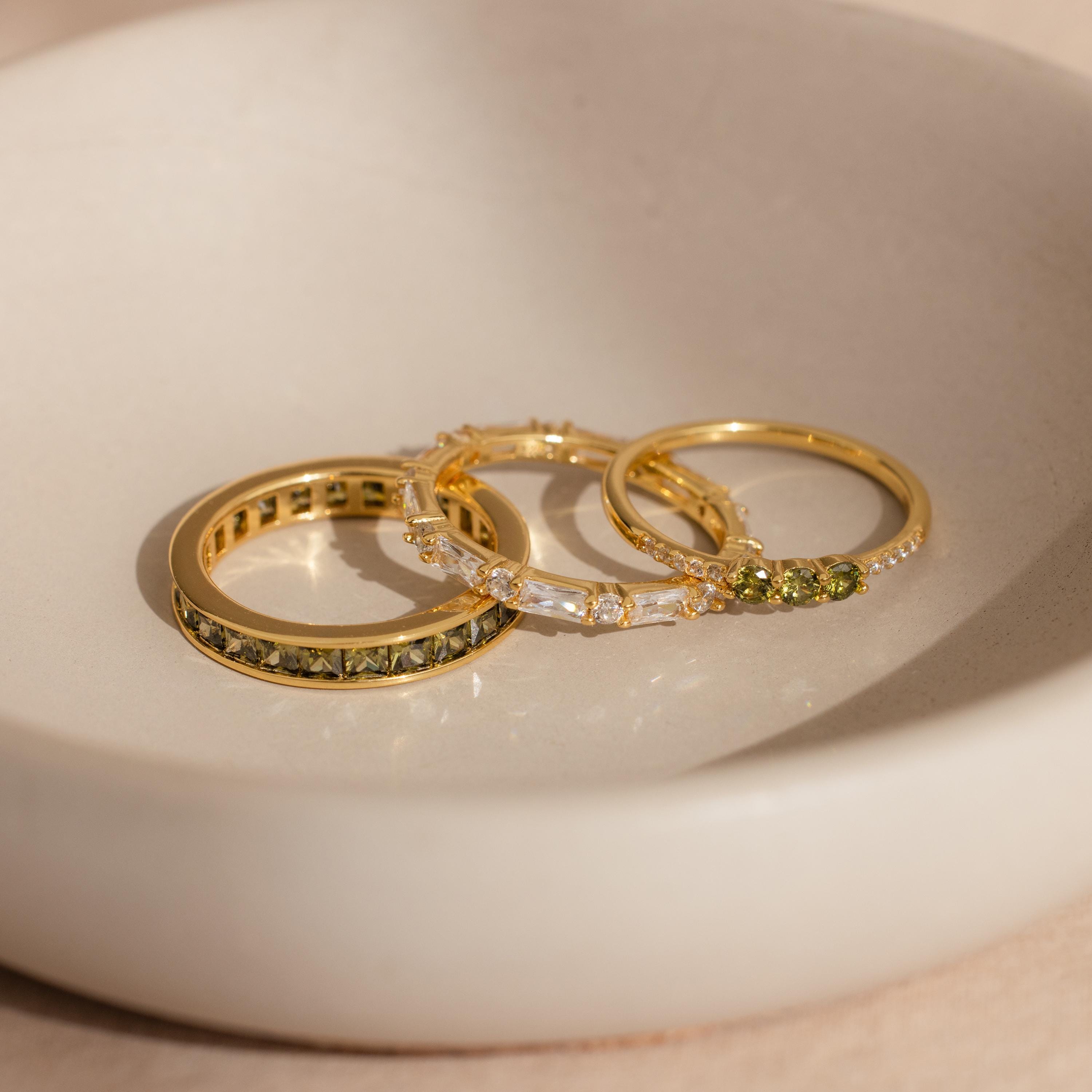Peridot-Ring-Set von Caitlyn Minimalist • 3er-Set: Vintage Peridot- und Diamant-Stapelringe in Gold • Zierlicher Schmuck • Geschenk für die Ehefrau • RR157