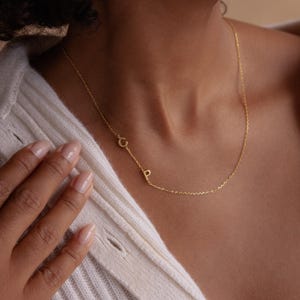 Naszyjnik z inicjałem bocznym CaitlynMinimalist • Naszyjnik z literą w kolorze złotym i srebrnym • Biżuteria personalizowana • Prezenty urodzinowe dla niej • NM84F77