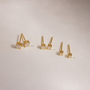 Kleine 2-mm-Diamantohrstecker von Caitlyn Minimalist Zierliche Diamantohrringe Perfekte Ohrstecker für den Alltag, Knorpelohrringe ER203 Bild 6